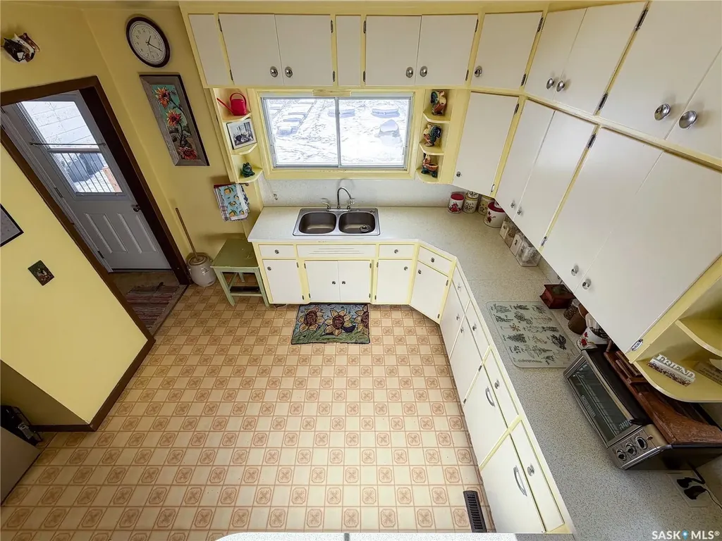 610 Railway Street Eastend SK S0N 0T0