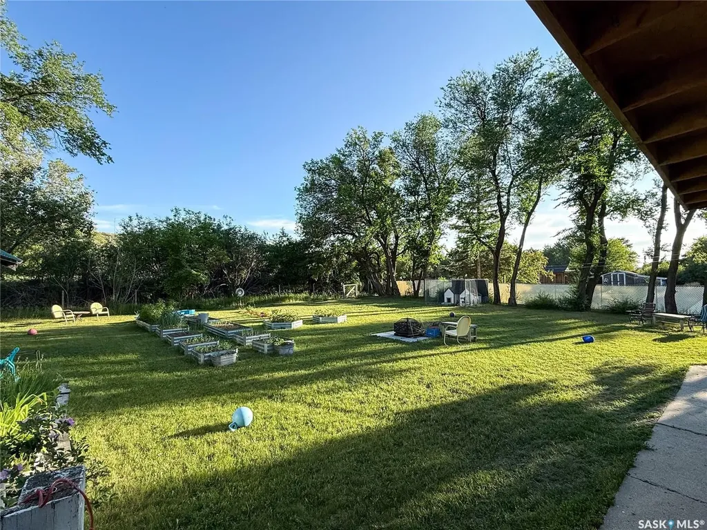 610 Railway Street Eastend SK S0N 0T0