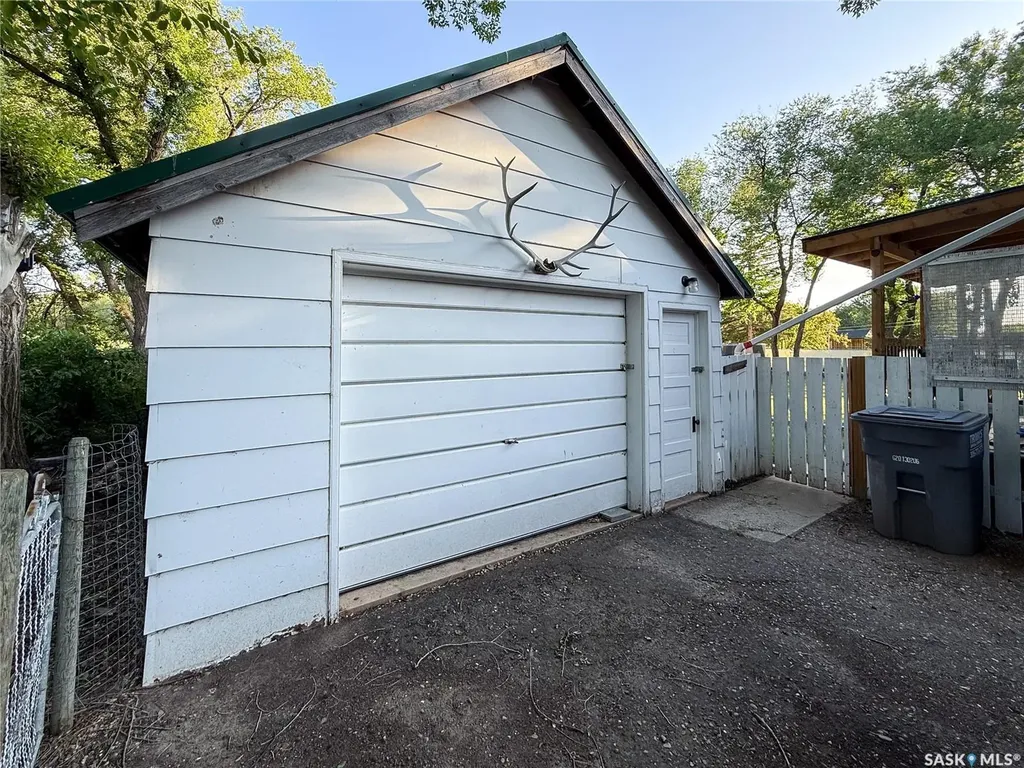 610 Railway Street Eastend SK S0N 0T0