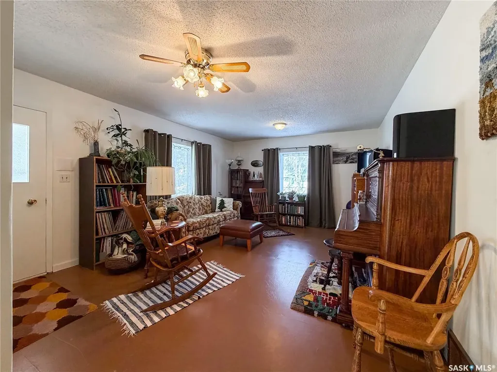 610 Railway Street Eastend SK S0N 0T0