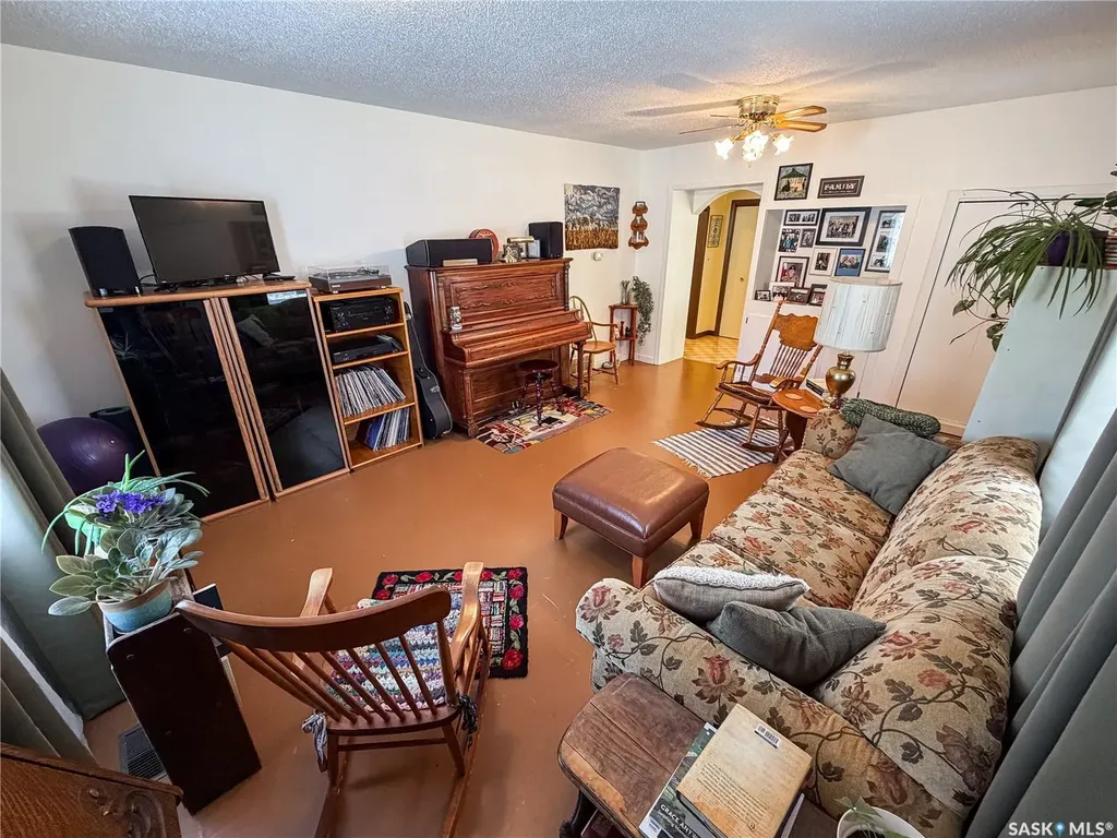 610 Railway Street Eastend SK S0N 0T0