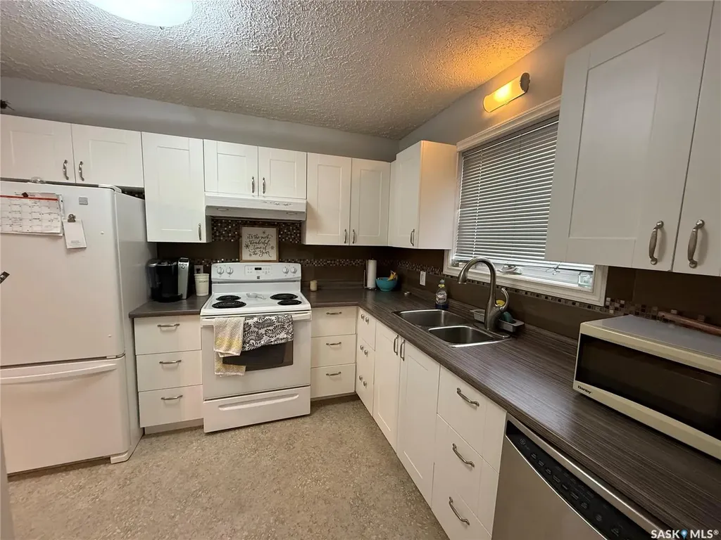 107 5th Avenue E Kindersley SK S0L 1S0