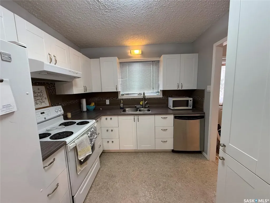 107 5th Avenue E Kindersley SK S0L 1S0