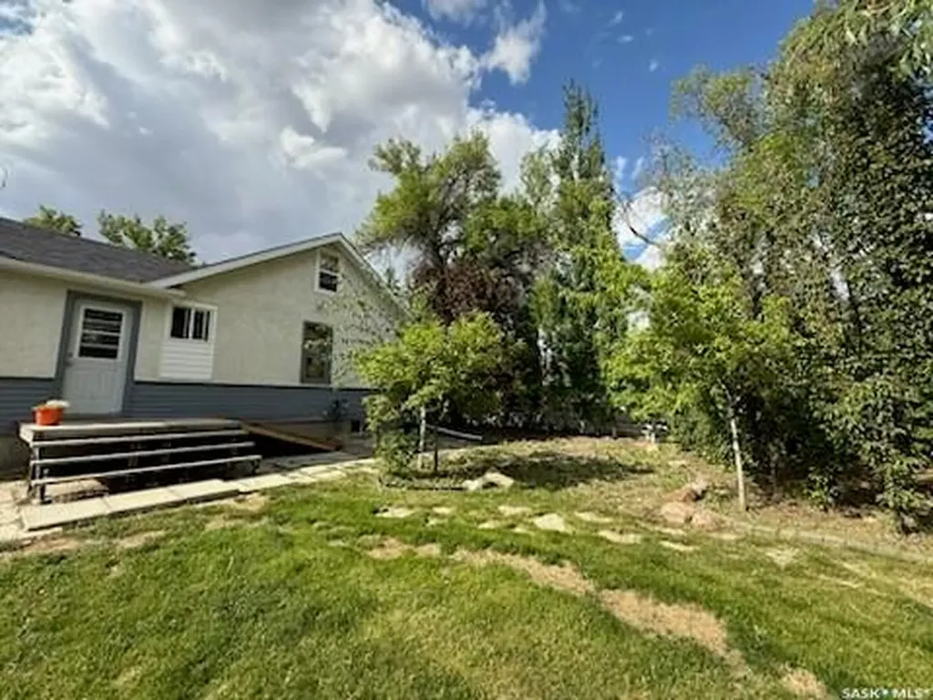 113 4th Avenue E Kindersley SK S0L 1S0