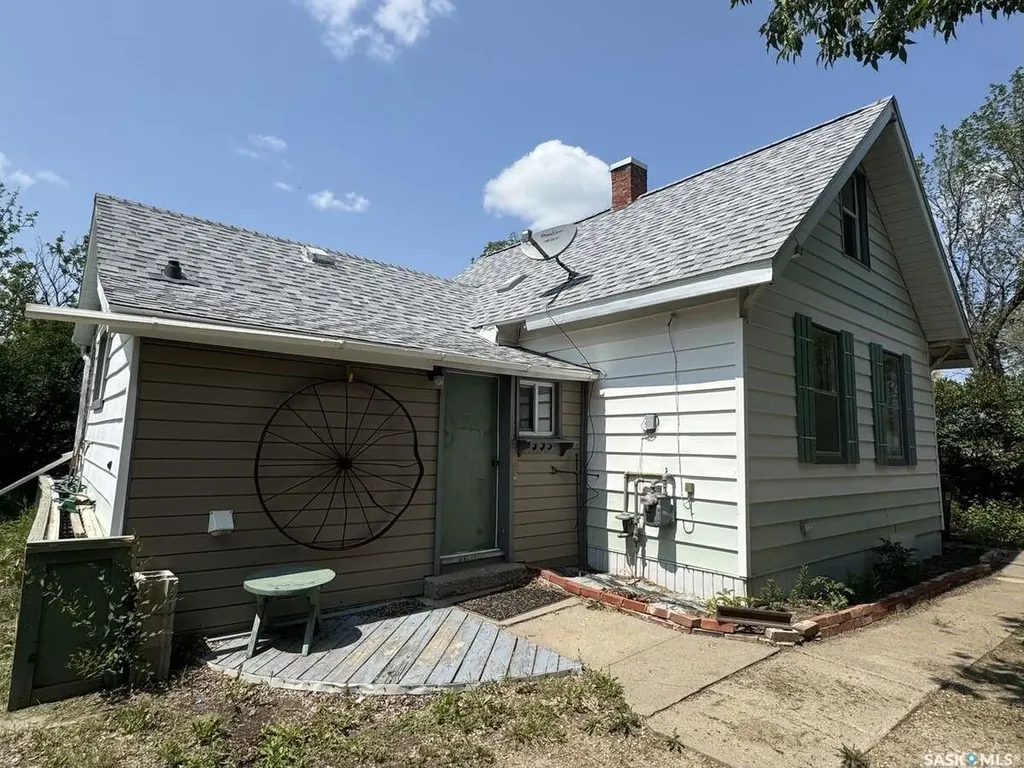 114 3rd Avenue Climax SK S0N 0N0