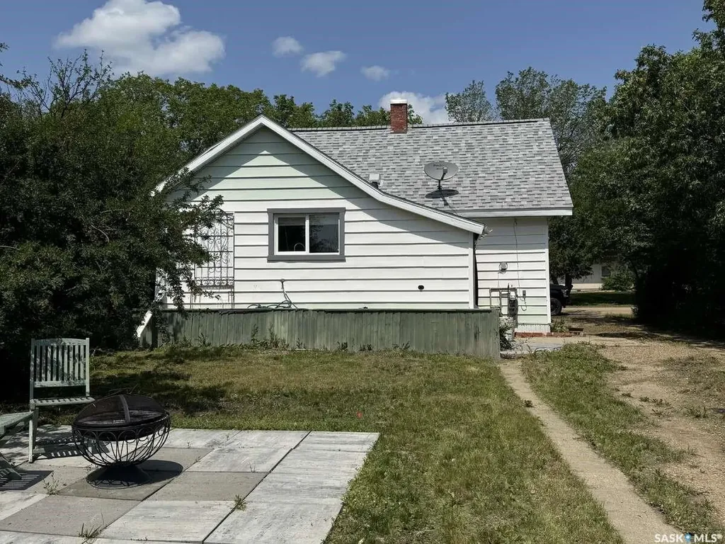 114 3rd Avenue Climax SK S0N 0N0