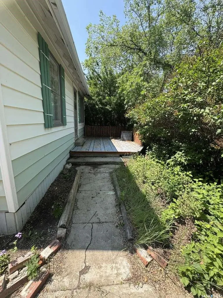114 3rd Avenue Climax SK S0N 0N0