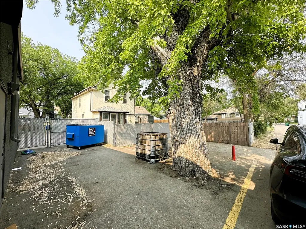 208 H Avenue N Saskatoon SK S7L 6B6