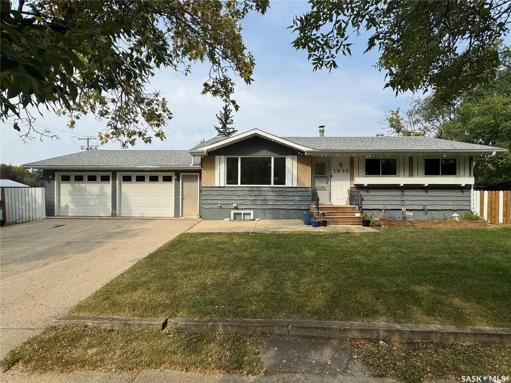 1609 Warren Avenue Weyburn SK S4H 0M3