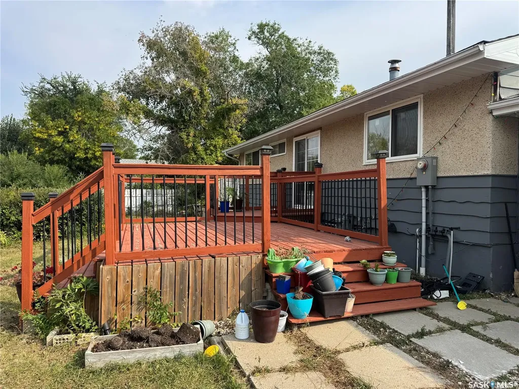 1609 Warren Avenue Weyburn SK S4H 0M3