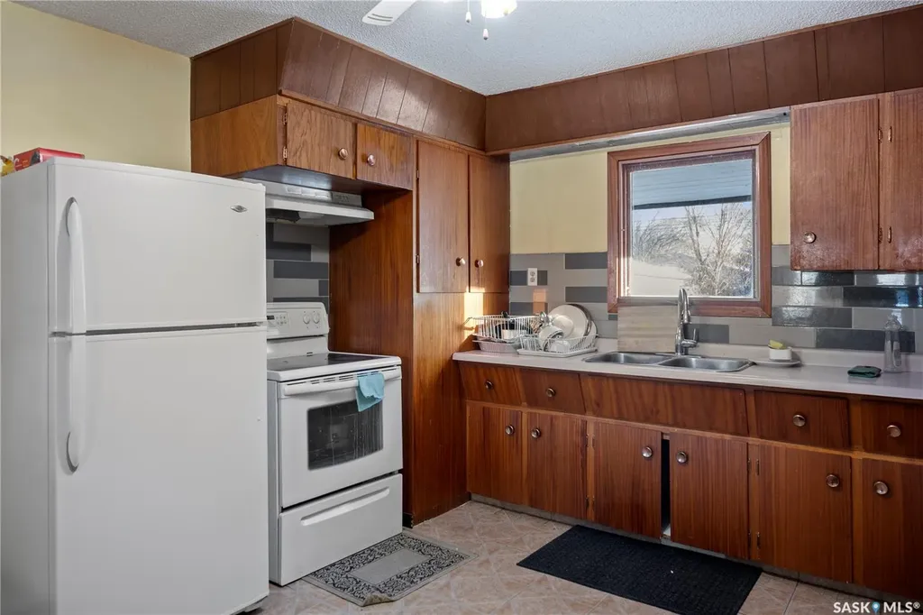 87 Robinson Crescent Regina SK S4R 3R1