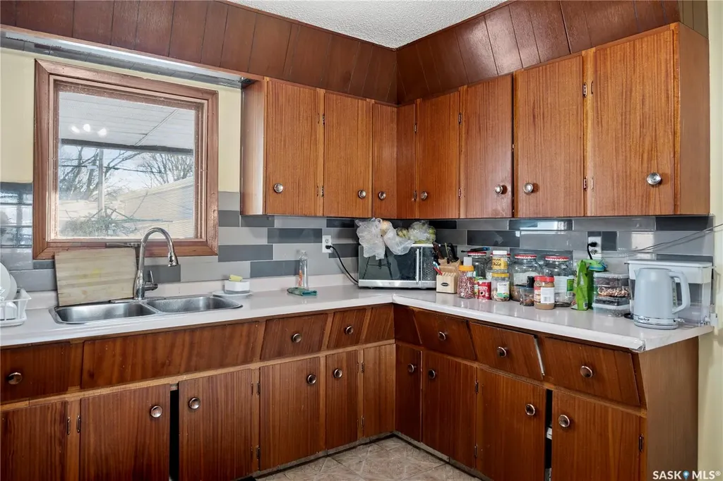 87 Robinson Crescent Regina SK S4R 3R1
