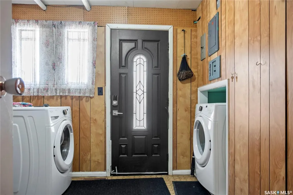 87 Robinson Crescent Regina SK S4R 3R1