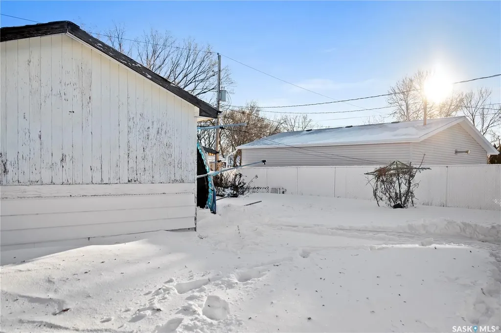 87 Robinson Crescent Regina SK S4R 3R1