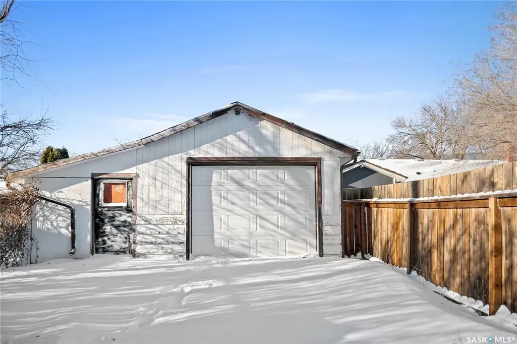 87 Robinson Crescent Regina SK S4R 3R1