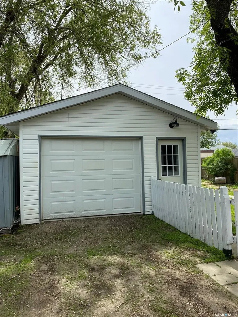 1218 2nd Street Estevan SK S4A 0M2