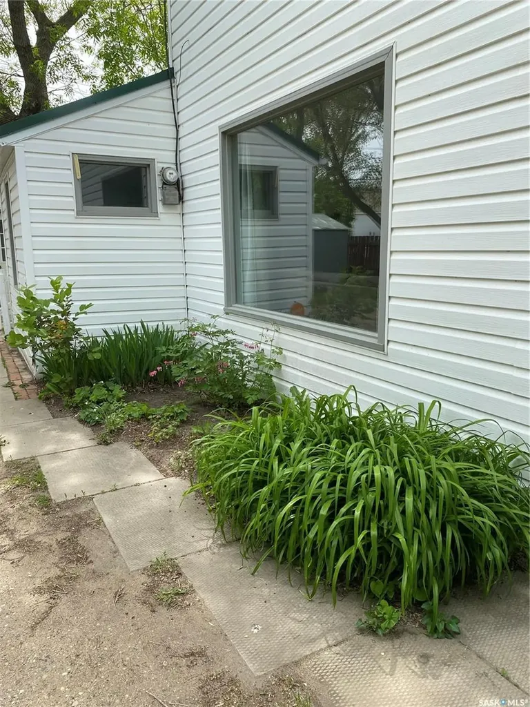 1218 2nd Street Estevan SK S4A 0M2