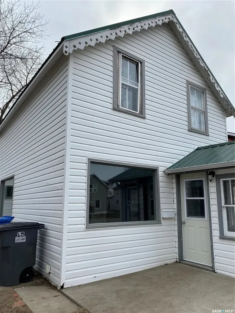 1218 2nd Street Estevan SK S4A 0M2