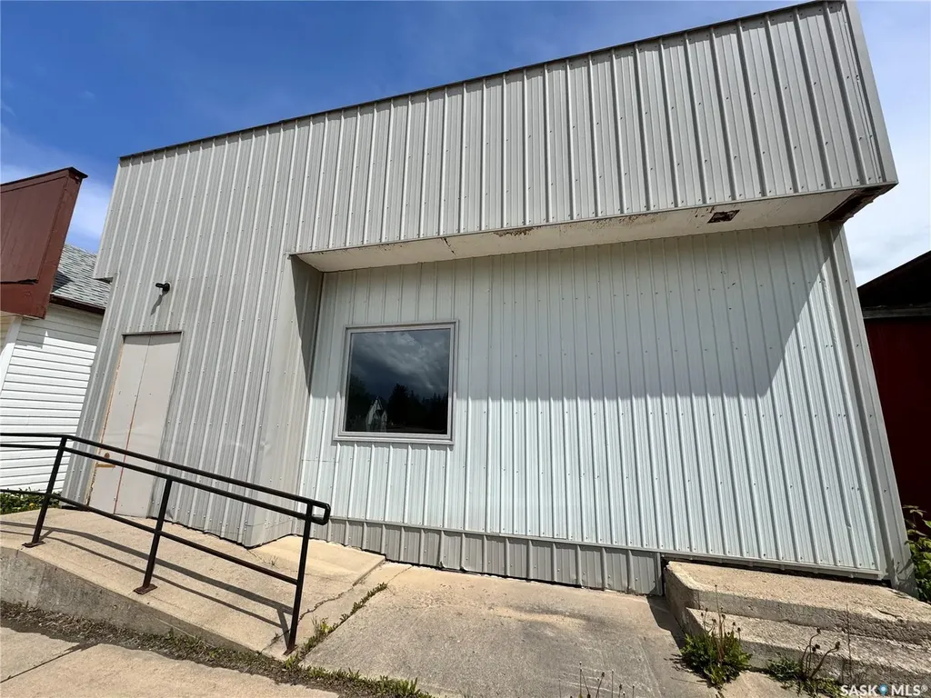 205-207 Main Street Lintlaw SK S0A 2H0