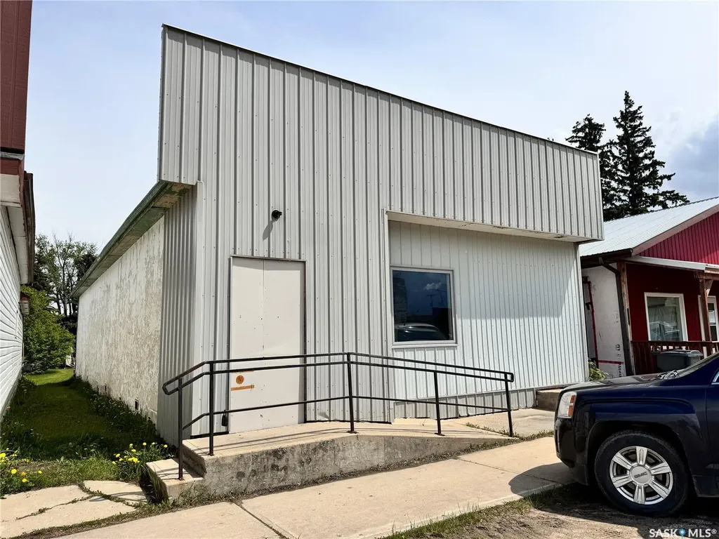 205-207 Main Street Lintlaw SK S0A 2H0