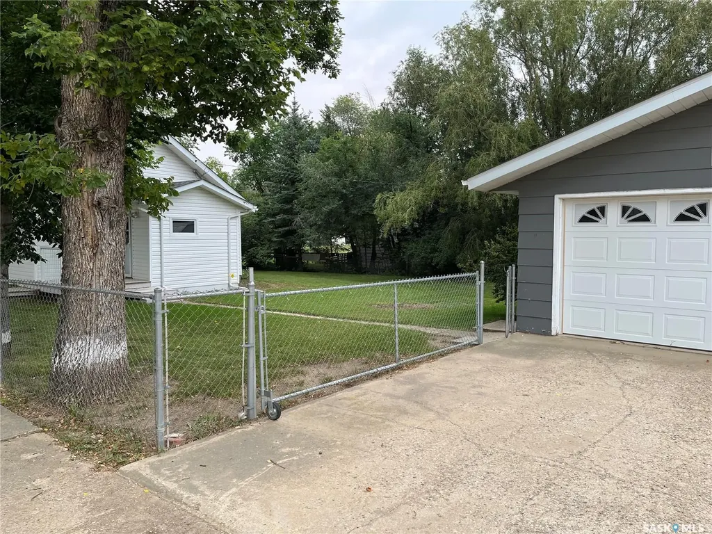 103 4th Avenue E Lafleche SK S0H 2K0