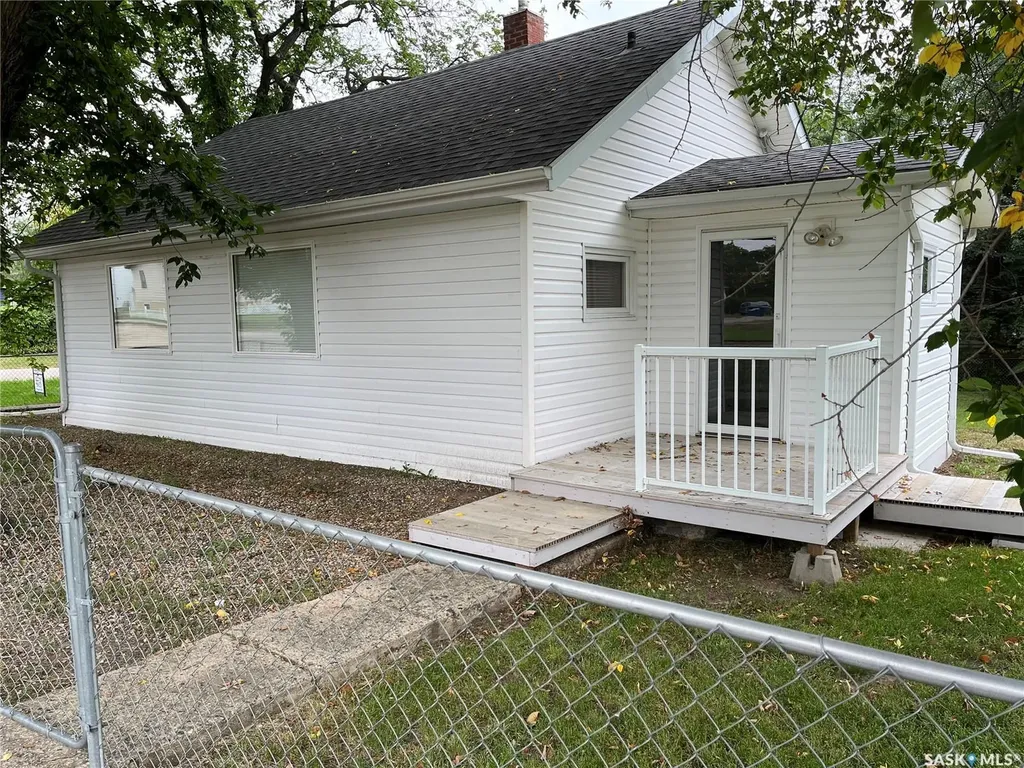 103 4th Avenue E Lafleche SK S0H 2K0