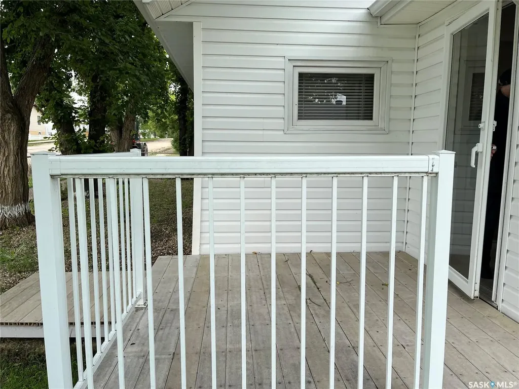 103 4th Avenue E Lafleche SK S0H 2K0