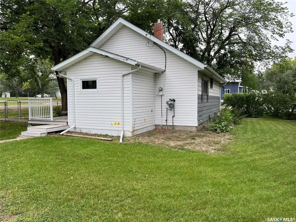 103 4th Avenue E Lafleche SK S0H 2K0
