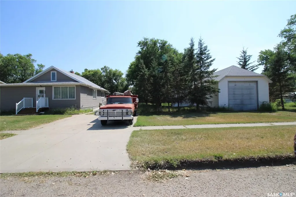 614 Front Street Eastend SK S0N 0T0