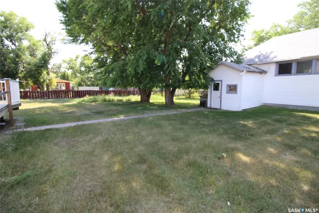 614 Front Street Eastend SK S0N 0T0