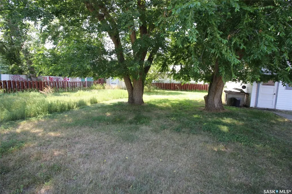 614 Front Street Eastend SK S0N 0T0