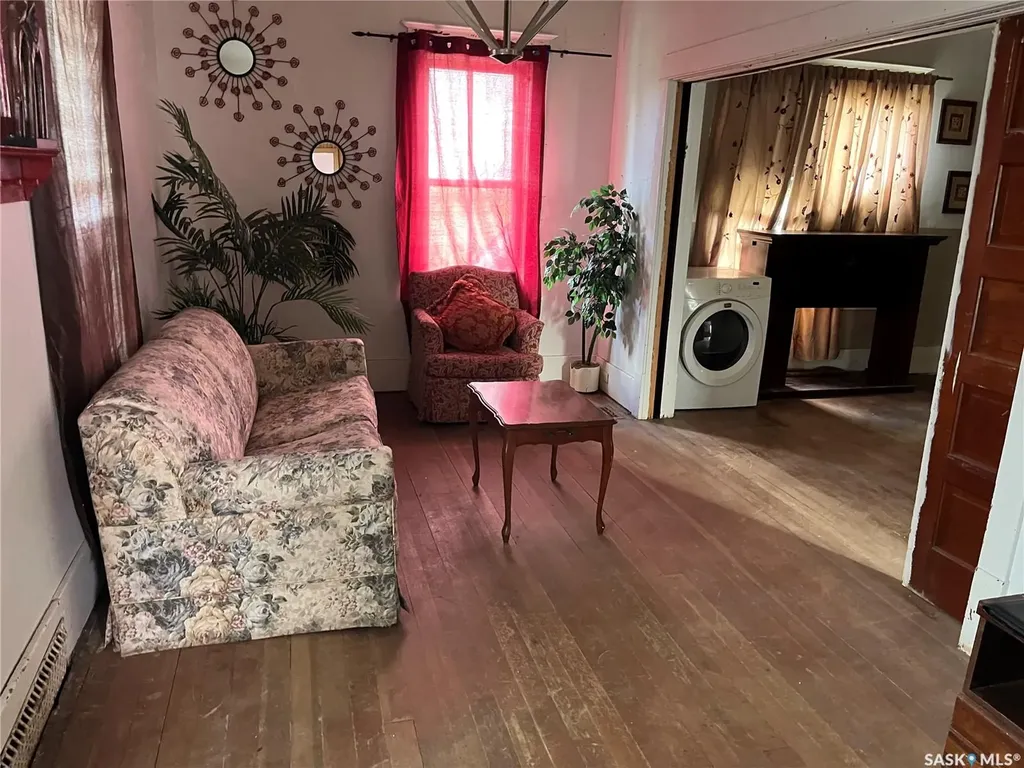 239 4th Avenue W Gravelbourg SK S0H 1X0