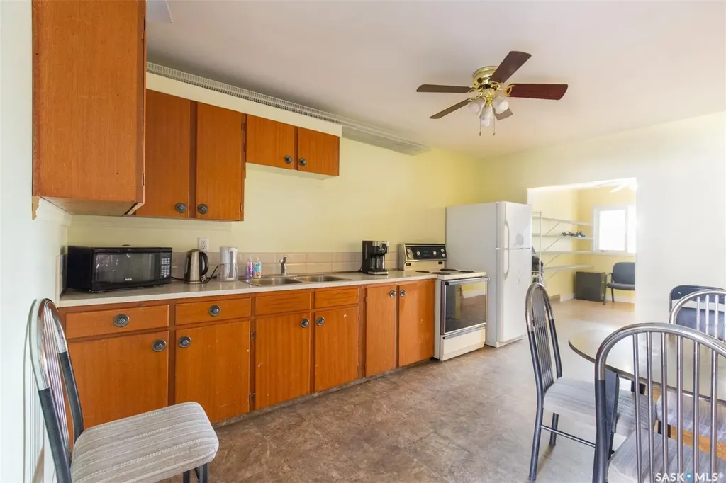 426 Fairford Street W Moose Jaw SK S6H 1W2