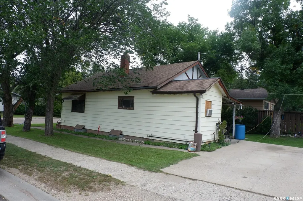 221 7th Avenue W Assiniboia SK S0H 0B0