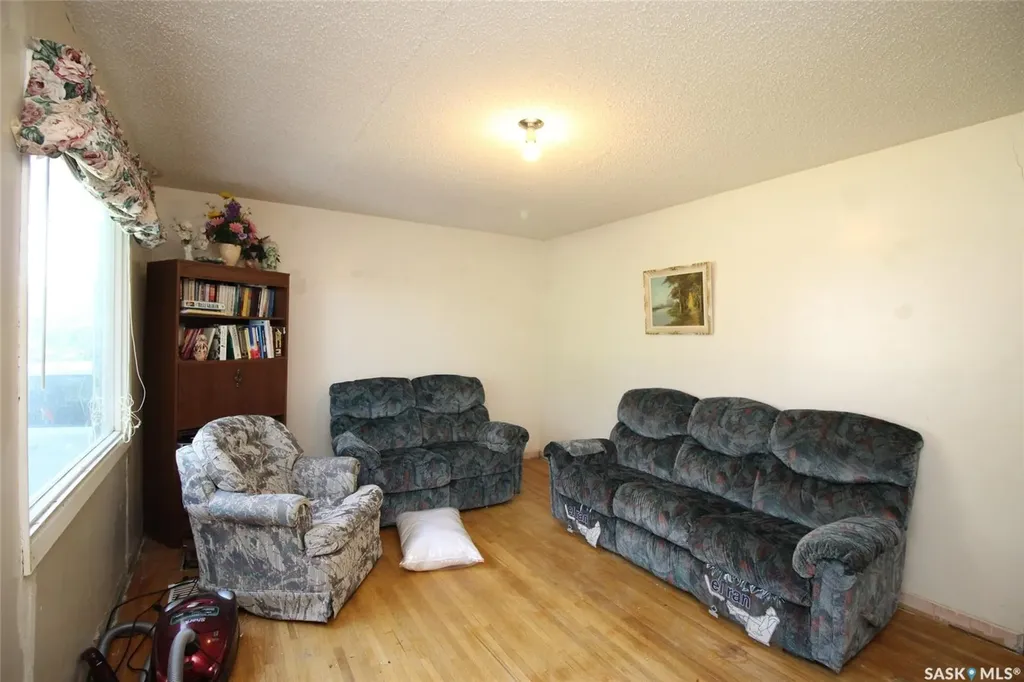 810 2nd Avenue S Simmie SK S0N 2N0