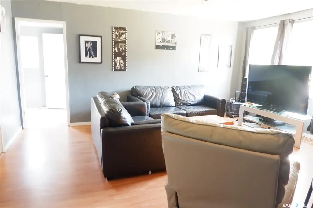 305 1st Street E Mossbank SK S0H 3G0