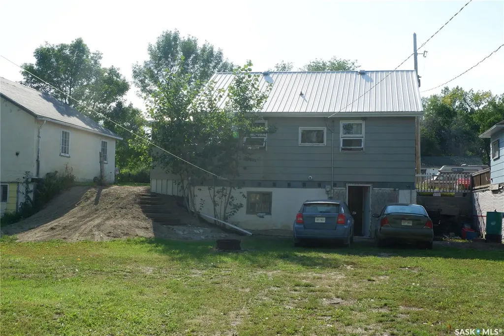 305 1st Street E Mossbank SK S0H 3G0