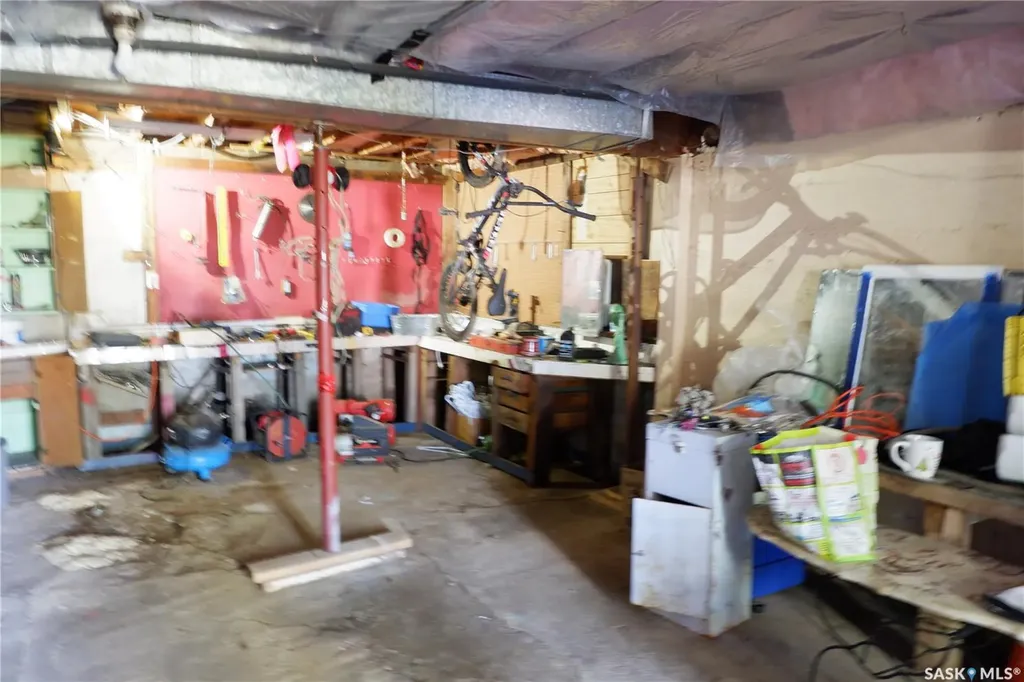 305 1st Street E Mossbank SK S0H 3G0