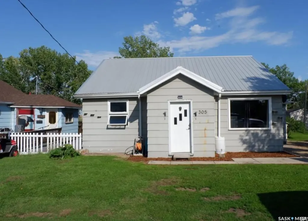 305 1st Street E Mossbank SK S0H 3G0