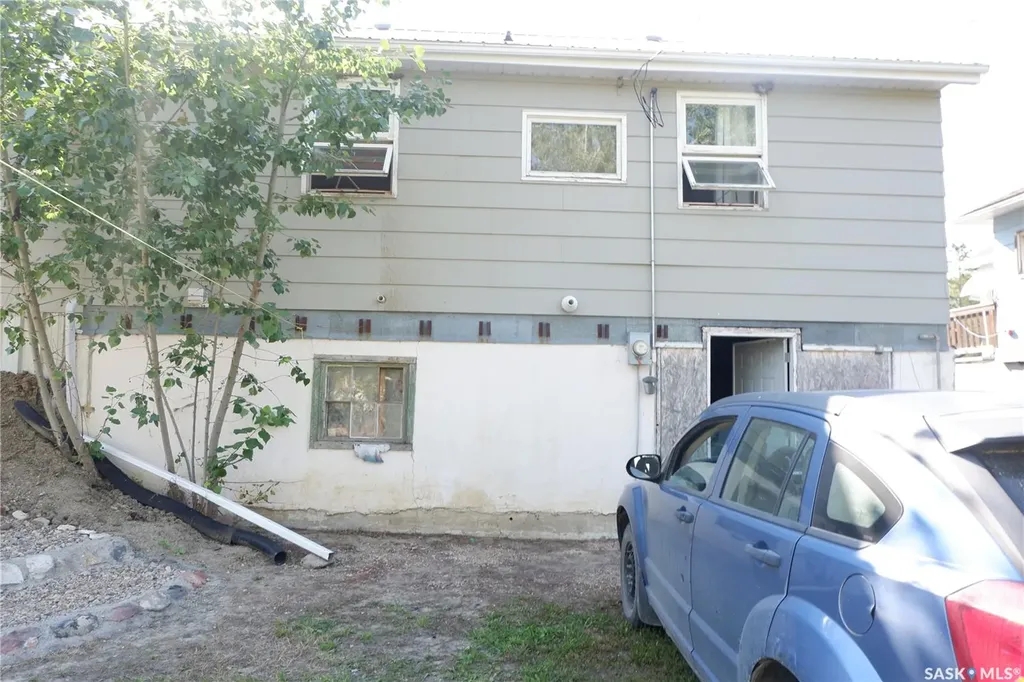 305 1st Street E Mossbank SK S0H 3G0
