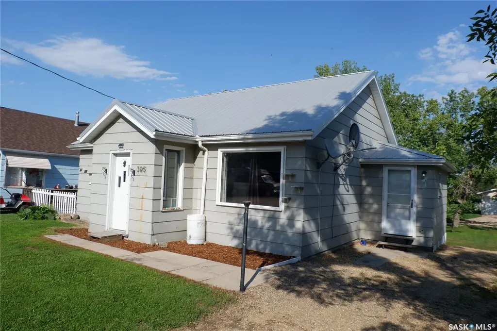305 1st Street E Mossbank SK S0H 3G0