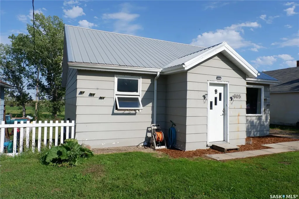 305 1st Street E Mossbank SK S0H 3G0