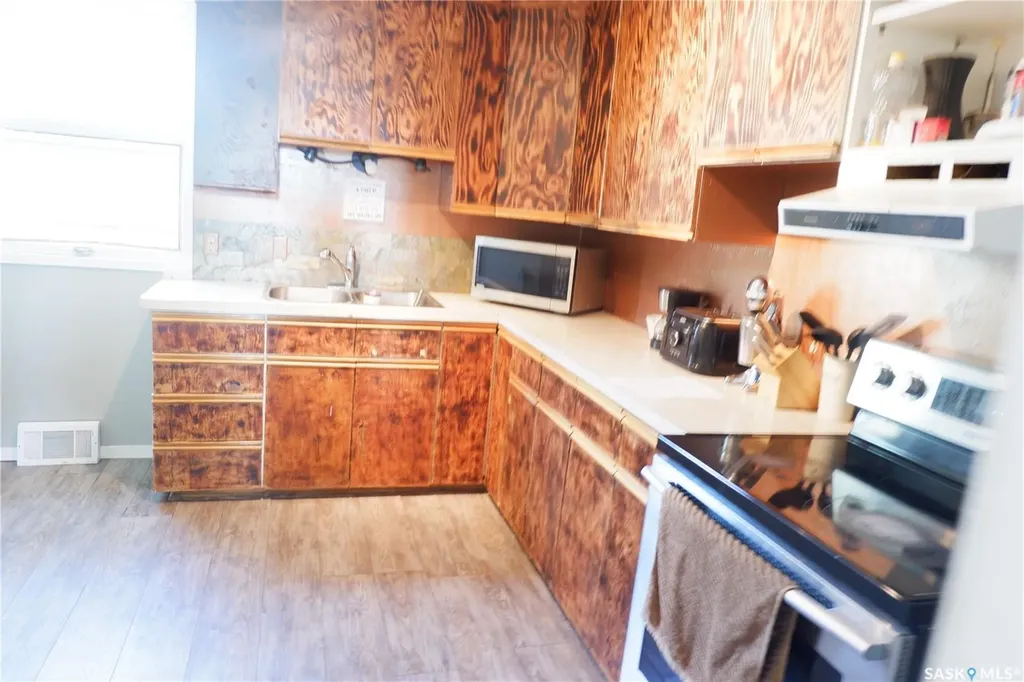 305 1st Street E Mossbank SK S0H 3G0