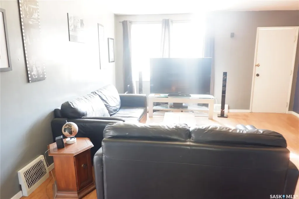 305 1st Street E Mossbank SK S0H 3G0