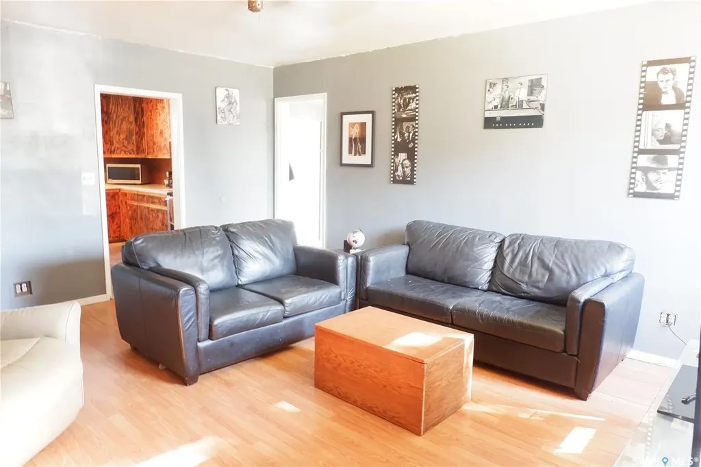 305 1st Street E Mossbank SK S0H 3G0