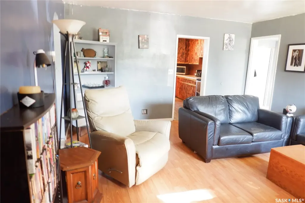 305 1st Street E Mossbank SK S0H 3G0