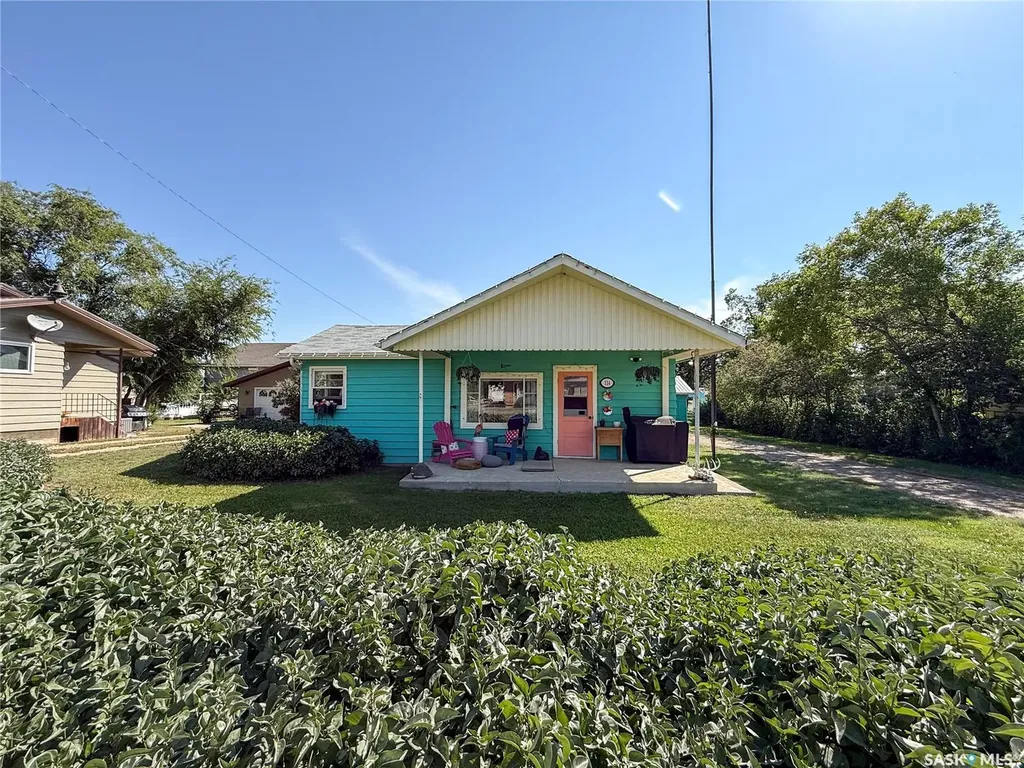 114 1st Street W Frontier SK S0N 0W0