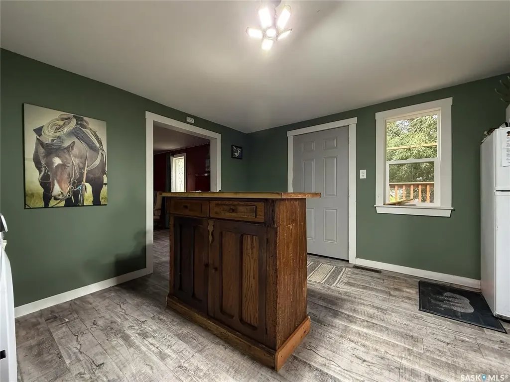 224 Front Street Eastend SK S0N 0T0