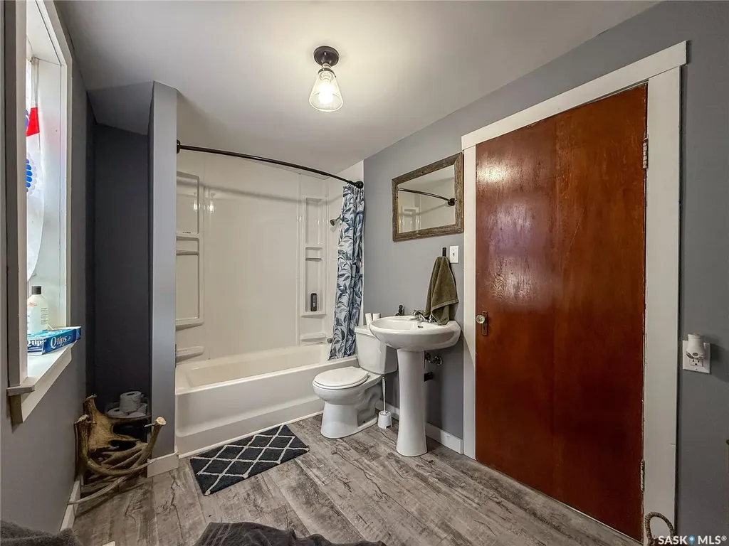 224 Front Street Eastend SK S0N 0T0