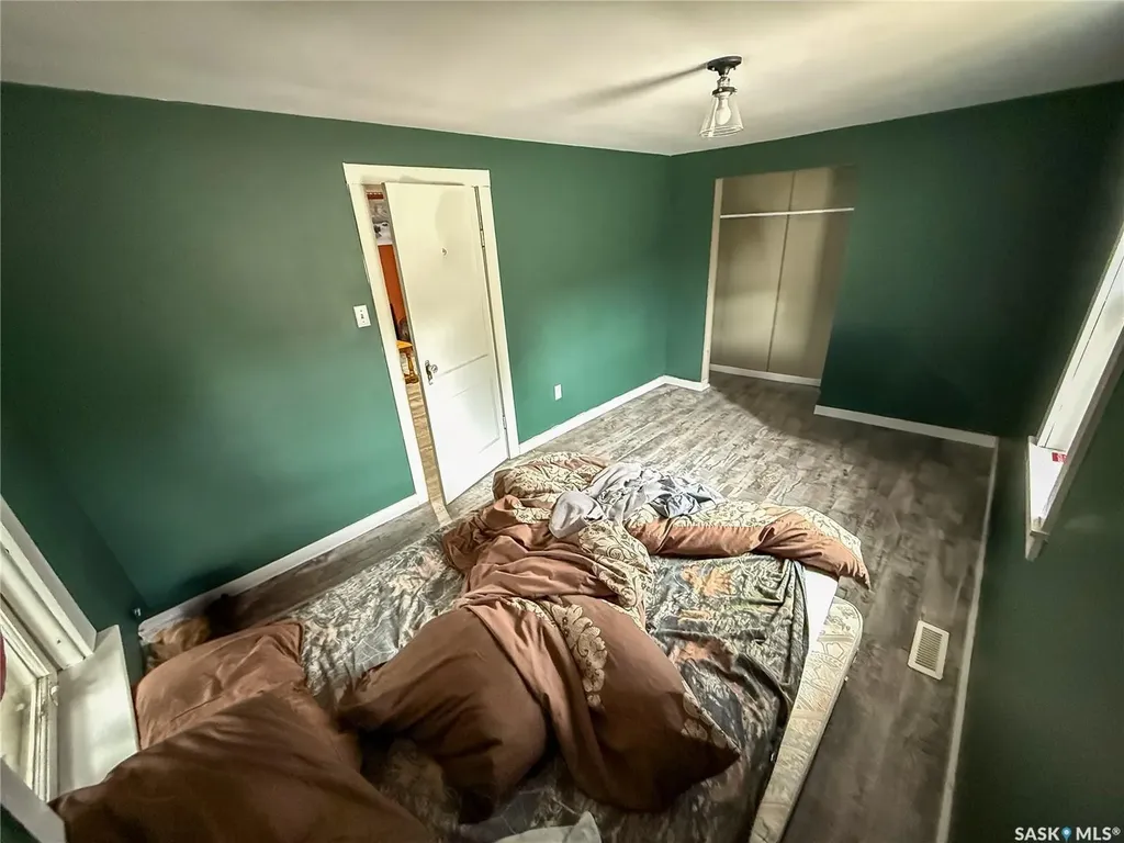 224 Front Street Eastend SK S0N 0T0